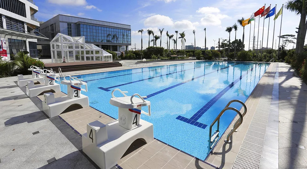 別看五星級泳池光鮮亮麗，幕后卻是 ...