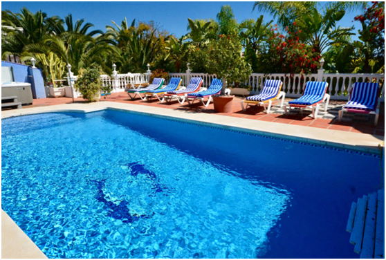 夏季游泳去室外泳池好還是室內(nèi)泳池好呢？兩者有什么區(qū)別？