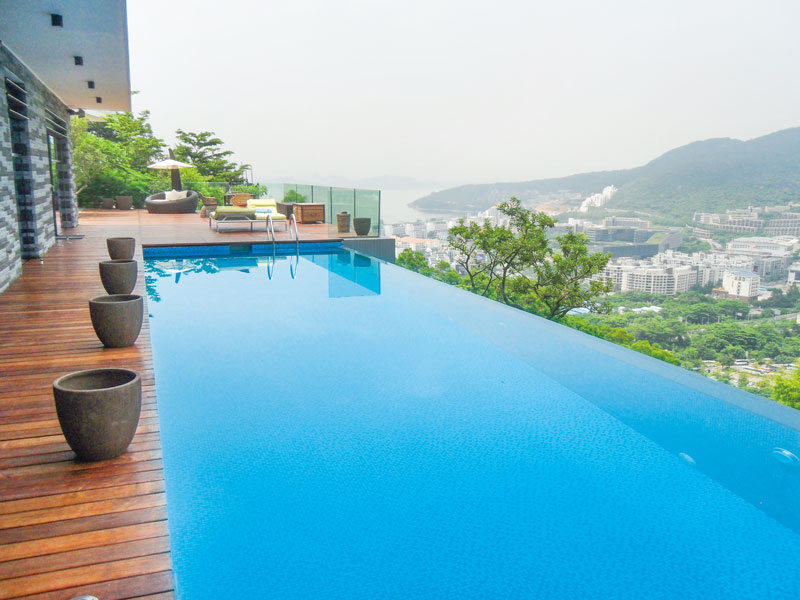 <b>別墅裝游泳池很麻煩？智能過濾 + 上門維護(hù)，省心到不用管</b>