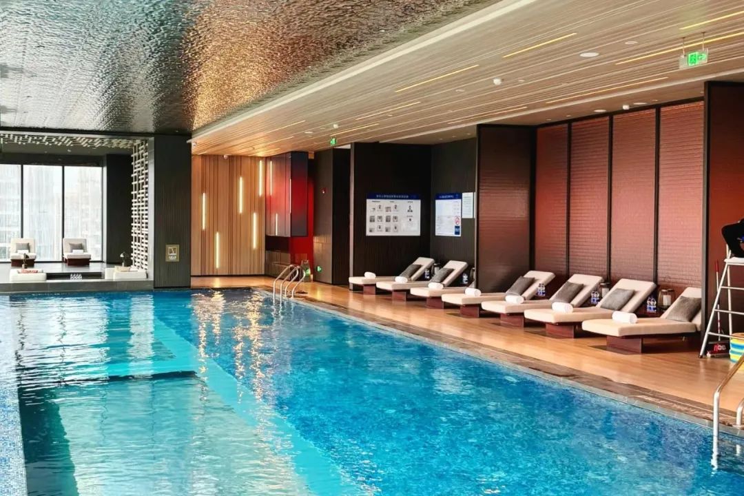 對于水質(zhì)要求極高的嬰幼兒泳池，泳池設備選擇上有何特殊講究？